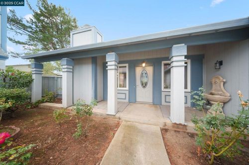 581 Mt Dell Dr, Clayton, CA, 94517-1502 | Card Image