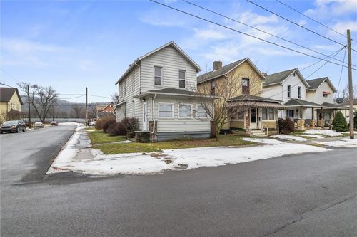 542 N Cedar St, New Castle, PA, 16102-1305 | Card Image