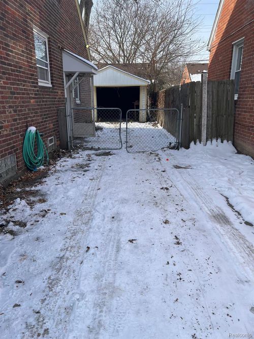 8109 Hazelton St, Dearborn Heights, MI, 48127-1580 | Card Image