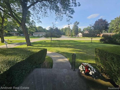 8060 Waschull Dr, Washington Township, MI, 48094-2327 | Card Image