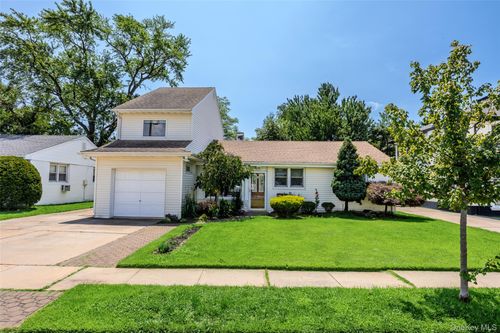 79 Spruce Ln, Valley Stream, NY, 11581-2630 | Card Image