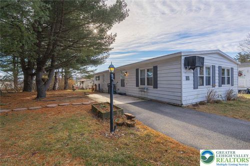 52 W Zimmer Dr, WALNUTPORT, PA, 18088-9241 | Card Image