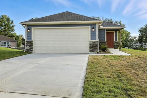 416 Valley View Dr, Tonganoxie, KS, 66086-2207 | Card Image