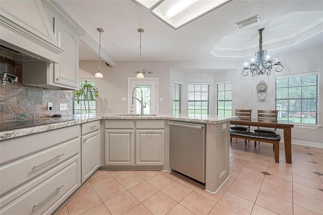 638 Winchester Trl, House other with 3 bedrooms, 3 bathrooms and 2 parking in Angleton TX | Image 14