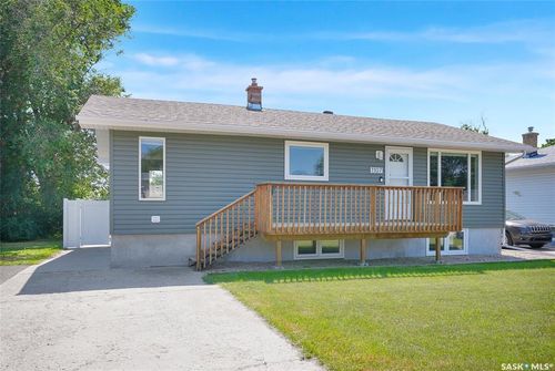 1107 Montgomery St, Moose Jaw, SK, S6H2X2 | Card Image