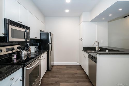 405-100 New Roc City Plz, New Rochelle, NY, 10801-6538 | Card Image