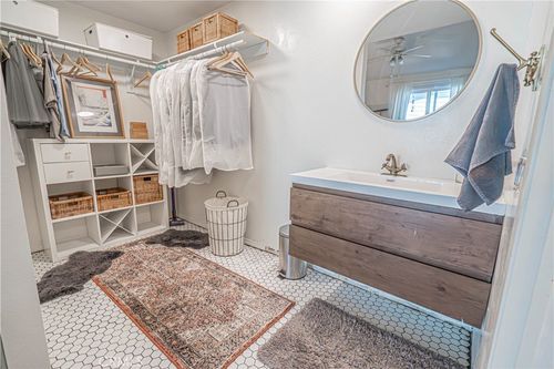 h-2402 Pleasant Way, Thousand Oaks, CA, 91362-3269 | Card Image