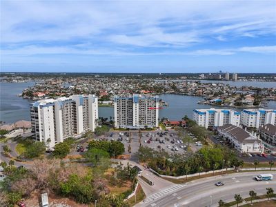 905 - 9415 Blind Pass Road, Condo with 2 bedrooms, 2 bathrooms and null parking in ST PETE BEACH FL | Image 2