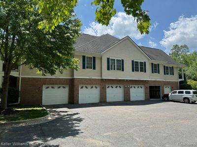 C - 2806 Cottonwood Drive, Condo with 2 bedrooms, 2 bathrooms and null parking in Waterford Twp MI | Image 2