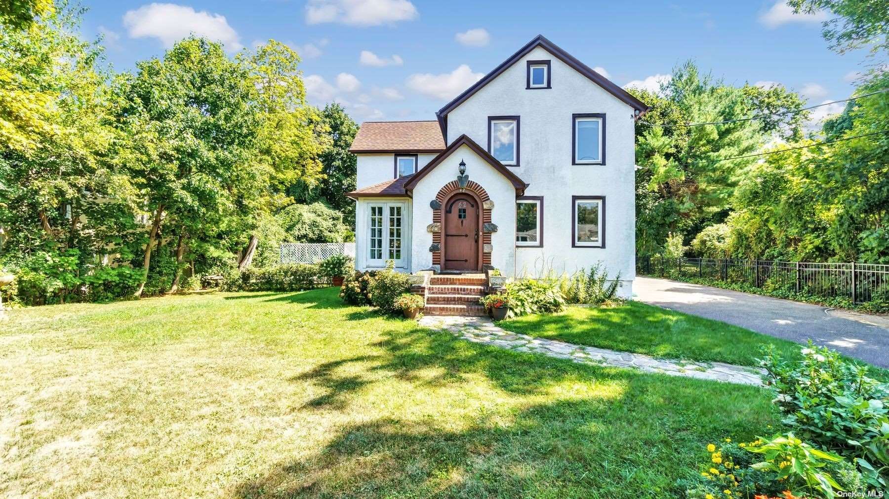 Potters Ln, Great Neck, NY 11024
