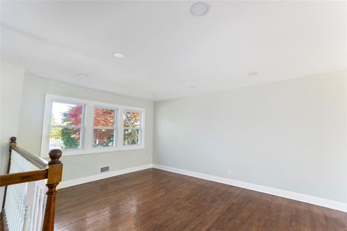 39 Lawn St, Greenlawn, NY, 11740-3152 | Card Image