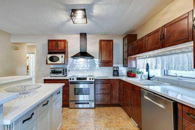19 Sunhaven Way Se, Home with 5 bedrooms, 3 bathrooms and 4 parking in Calgary AB | Image 18