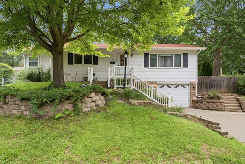 1106 Summit Hills Dr, Bettendorf, IA, 52722-2938 | Card Image