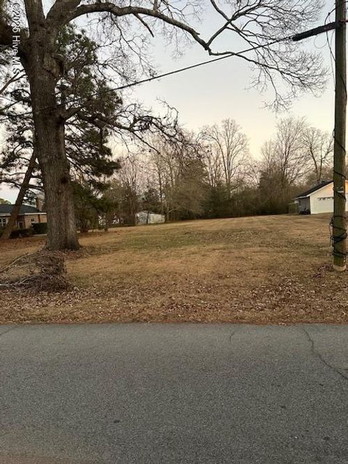 109 N New St, Whitakers, NC, 27891-8902 | Card Image