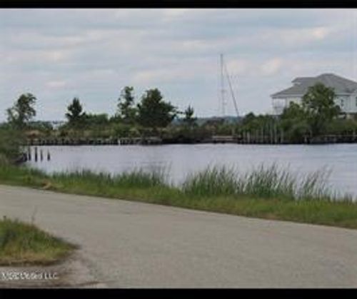 213 Skyline Dr, Bay Saint Louis, MS, 39520-8891 | Card Image