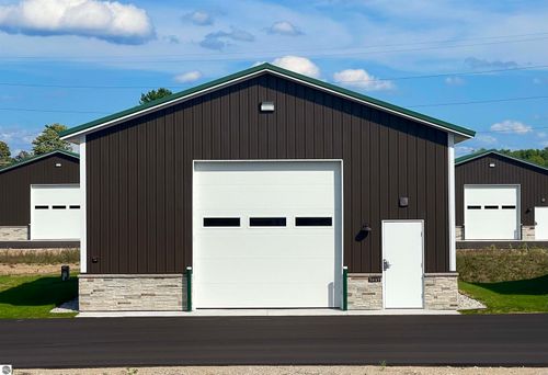 3042 Luxury Barn Ln, Traverse City, MI, 49685-8905 | Card Image