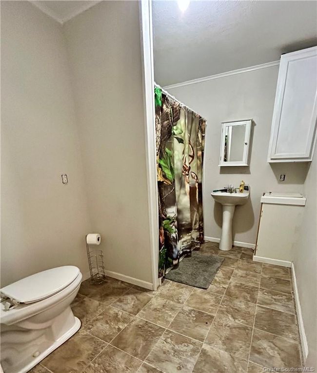 Upstairs Bathroom | Image 17