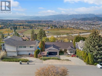 882 Toovey Rd, House other with 4 bedrooms, 3 bathrooms and 4 parking in Kelowna BC | Image 3