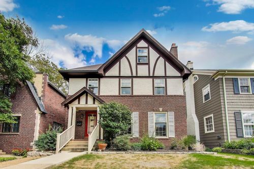 2747 Garrison Ave, Evanston, IL, 60201-1705 | Card Image