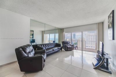 20B - 1980 S Ocean Dr, Condo with 1 bedrooms, 1 bathrooms and null parking in Hallandale Beach FL | Image 2