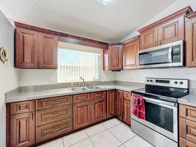 589 Oak Branch Circle, House other with 3 bedrooms, 2 bathrooms and null parking in Kissimmee FL | Image 2