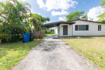 5621 Ne 9th Ave, House other with 3 bedrooms, 2 bathrooms and null parking in Oakland Park FL | Image 2