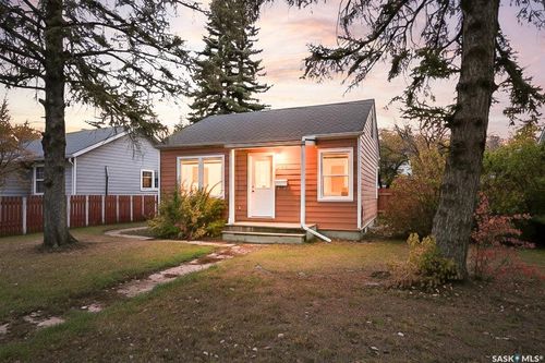 826 Athabasca St E, Moose Jaw, SK, S6H0M7 | Card Image