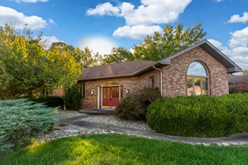 600 Deer Lake Dr W, Carbondale, IL, 62901-5233 | Card Image