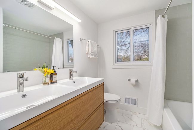 Main 2nd Floor Bath | Image 15