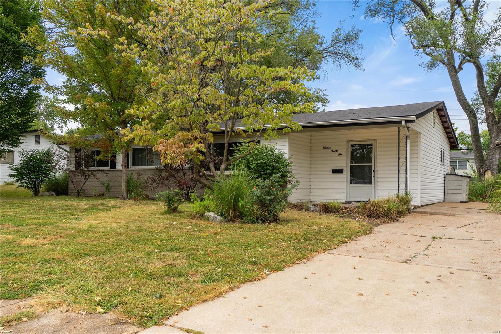 Bluebird Dr, Florissant, MO 63031