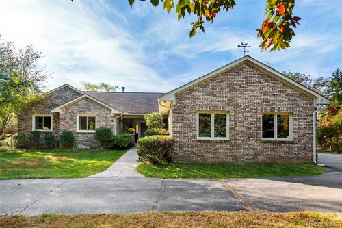 990 Brewer Rd, Leonard, MI, 48367-4016 | Card Image