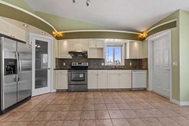 139 Appleglen Park Se, Home with 3 bedrooms, 2 bathrooms and 4 parking in Calgary AB | Image 13
