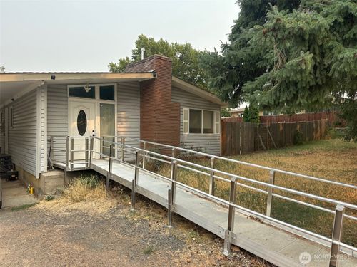 1209 Davis St, Milton-Freewater, OR, 97862-1520 | Card Image