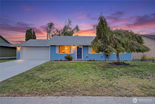 824 E Hayden Dr, Moses Lake, WA, 98837-4408 | Card Image