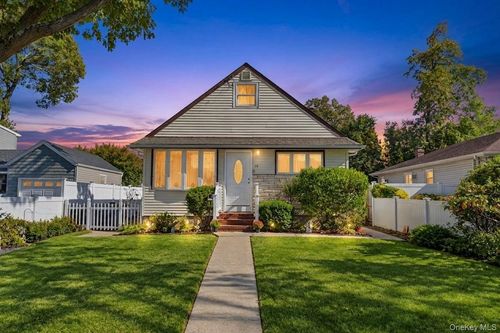 38 Colonial Rd, Babylon, NY, 11704-5615 | Card Image