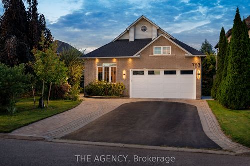 703 Madeline Hts, Newmarket, ON, L3X2J6 | Card Image
