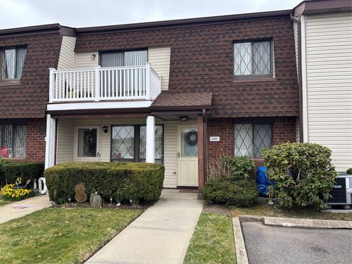 100-100 Cambridge Dr W, Copiague, NY, 11726-3234 | Card Image
