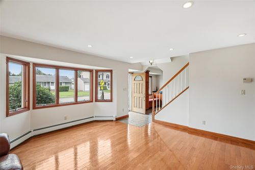 150 Dartmouth Dr, Hicksville, NY, 11801-3423 | Card Image