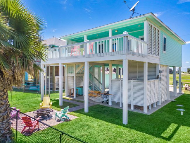 Your new Crystal Beach retreat from city life PLUS a 5 Star Vacation Rental income producer! | Image 5