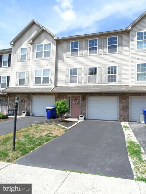 235 Fisher Dr, YORK, PA, 17404-8564 | Card Image