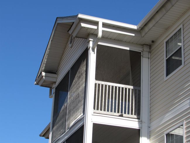 View of side of the building and the screen porch. | Image 6