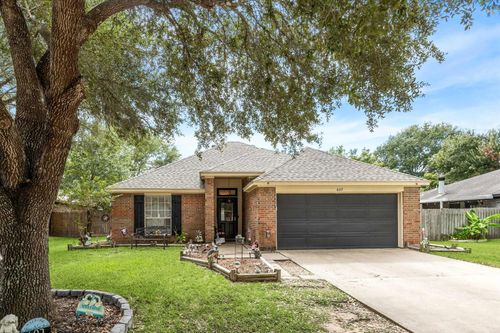 607 Shadowlake Cir, Sealy, TX, 77474-3130 | Card Image