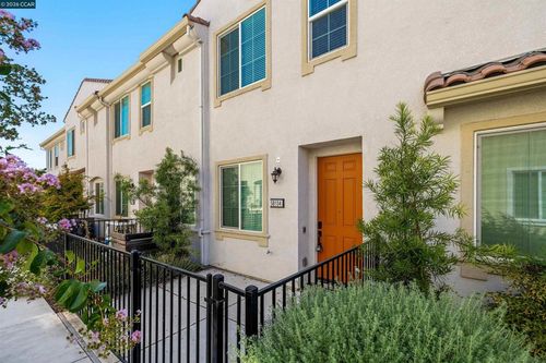 58104-5301 E Commerce Way, Sacramento, CA, 95835-3050 | Card Image