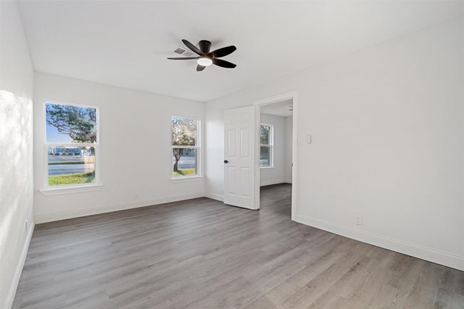 Spare room with light wood-type flooring, a healthy amount of sunlight, and ceiling fan | Image 29