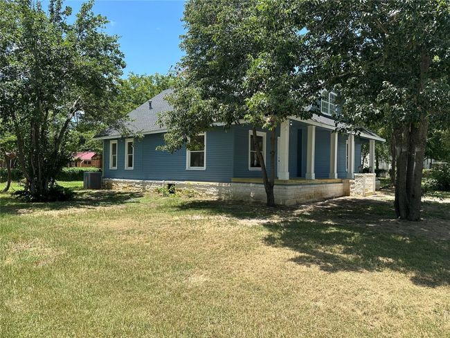 561 S Chambers St, House other with 3 bedrooms, 4 bathrooms and 2 parking in Giddings TX | Image 24