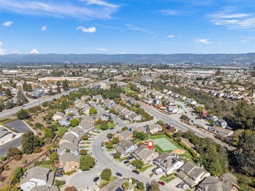 52 Winding Way, Watsonville, CA, 95076 | Card Image