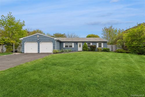 7 Austin St, Bellport, NY, 11713-1001 | Card Image
