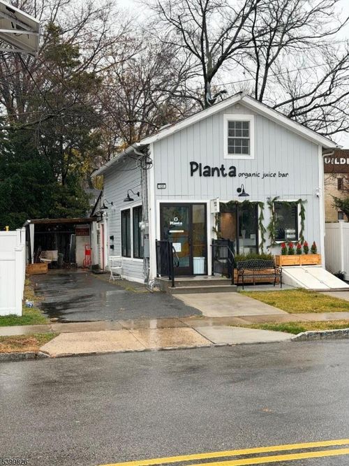 131 Pine St, Montclair, NJ, 07042-4880 | Card Image