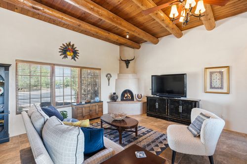 38 E Via Plaza Nueva, Santa Fe, NM, 87507-8491 | Card Image