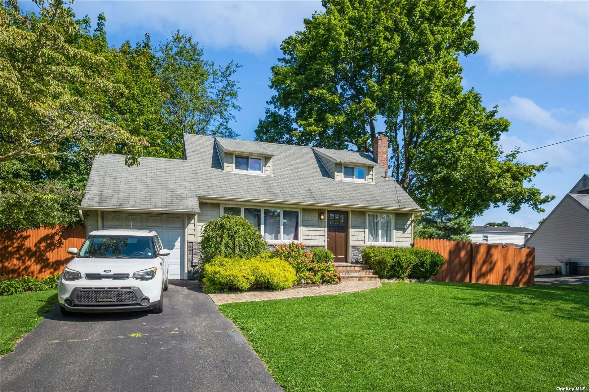 Elmont Ln, East Northport, NY 11731